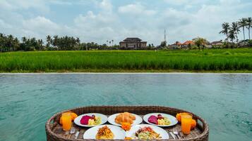 4 piscines extérieures, parasols de plage, chaises longues