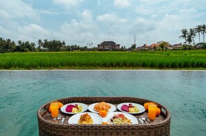 4 Außenpools, geöffnet von 06:00 Uhr bis 18:30 Uhr, Sonnenschirme