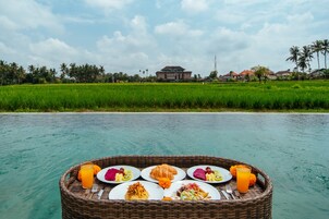 4 piscinas al aire libre, sombrillas, sillones reclinables de piscina