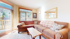 Appart'hôtel, 2 chambres | Coin séjour | TV connectée