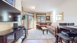 Appart'hôtel, 2 chambres | Coin séjour | TV connectée