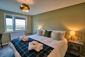 Desk, laptop workspace, blackout curtains, soundproofing - Heartseed House B&B (Dornoch)