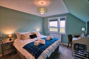 Escritorio, espacio para trabajar con laptop y cortinas blackout