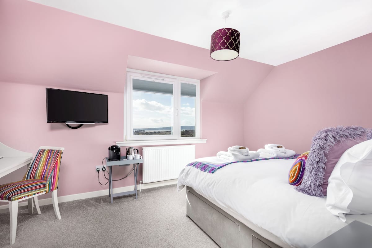 Double or Twin Room, Ensuite | 1 bedroom, desk, laptop workspace, blackout drapes