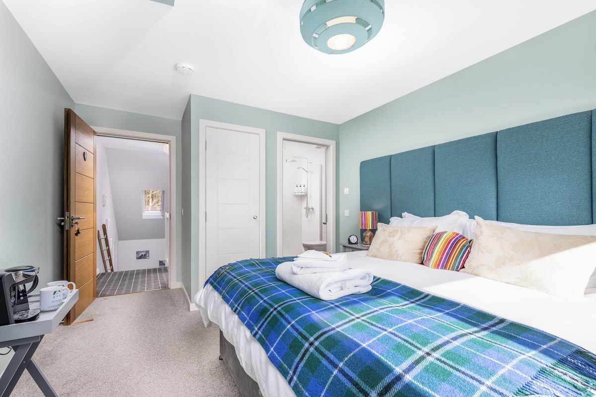 Deluxe Double or Twin Room, Sea View | 1 bedroom, desk, laptop workspace, blackout drapes