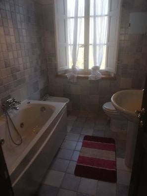Badewanne und Dusche (separat), Whirlpool, Bidet, Handtücher