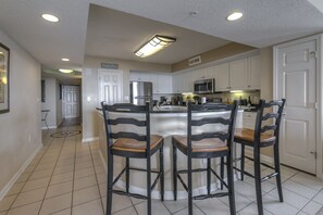 Appart'hôtel, 2 chambres | Cuisine privée | Réfrigérateur, micro-ondes, four, lave-vaisselle