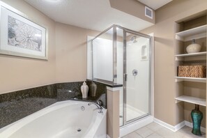 Condo, 3 habitaciones | Baño | Toallas y shampoo 