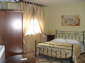 Camera Matrimoniale 1 | Minibar, bureau, accès au Wi-Fi (inclus), literie fournie