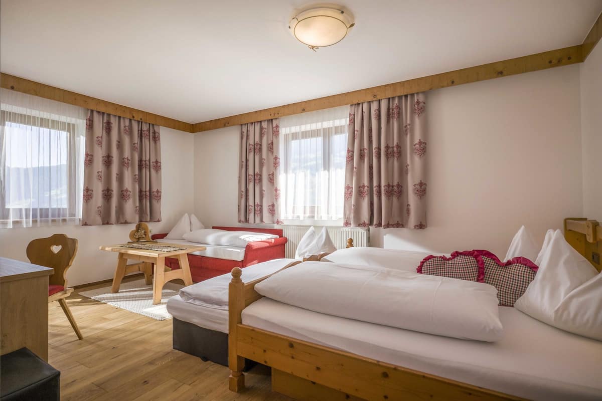 Habitació triple clàssica, 1 llit doble i sofà llit, no fumadors, vistes a la muntanya | 2 dormitoris, escriptori, wifi gratuïta i roba de llit 