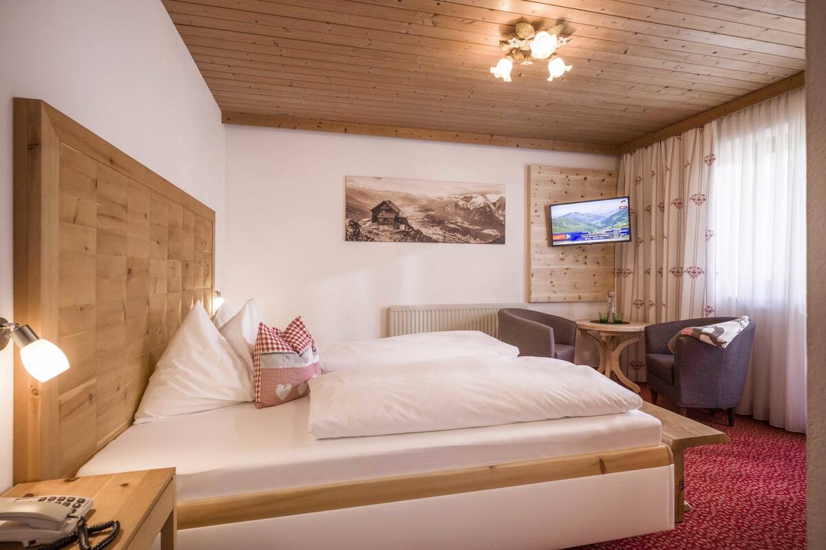 Habitació doble Comfort, 1 llit doble, no fumadors, vistes a la muntanya | 2 dormitoris, escriptori, wifi gratuïta i roba de llit 