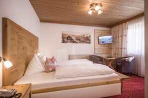Habitación Confort doble, 1 cama doble, no fumadores, vistas a la montaña | 2 dormitorios, escritorio, wifi gratis y ropa de cama
