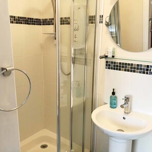Small Single Room | Bathroom - Esk Vale Guest House (Portsmouth)