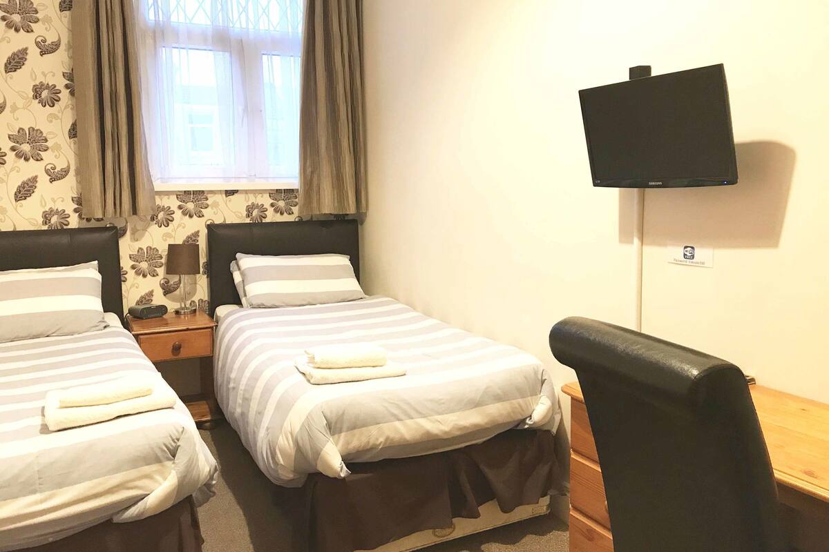 Kamar Twin Standar | Wi-Fi gratis dan seprai linen