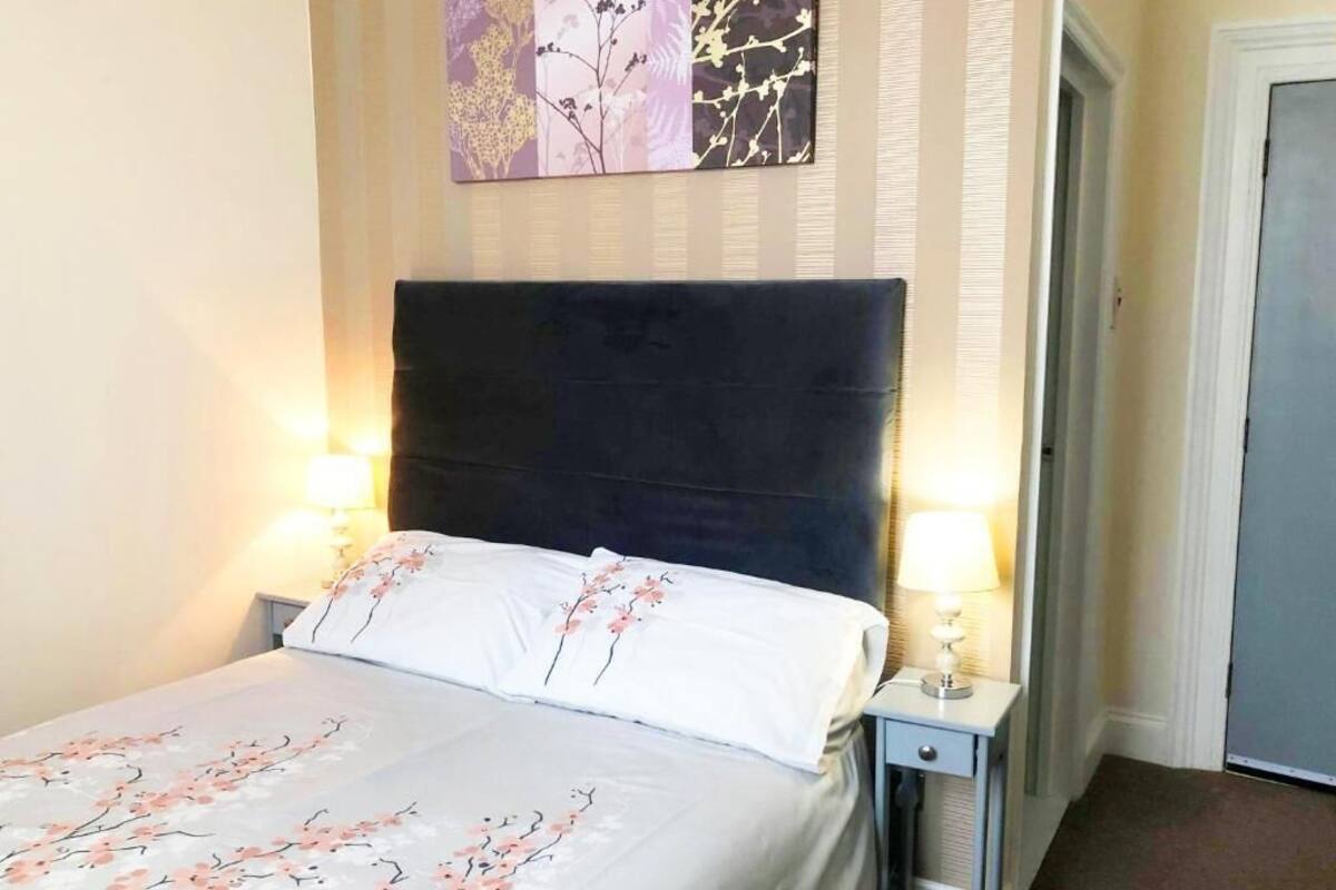 Kamar Double atau Twin | Wi-Fi gratis dan seprai linen