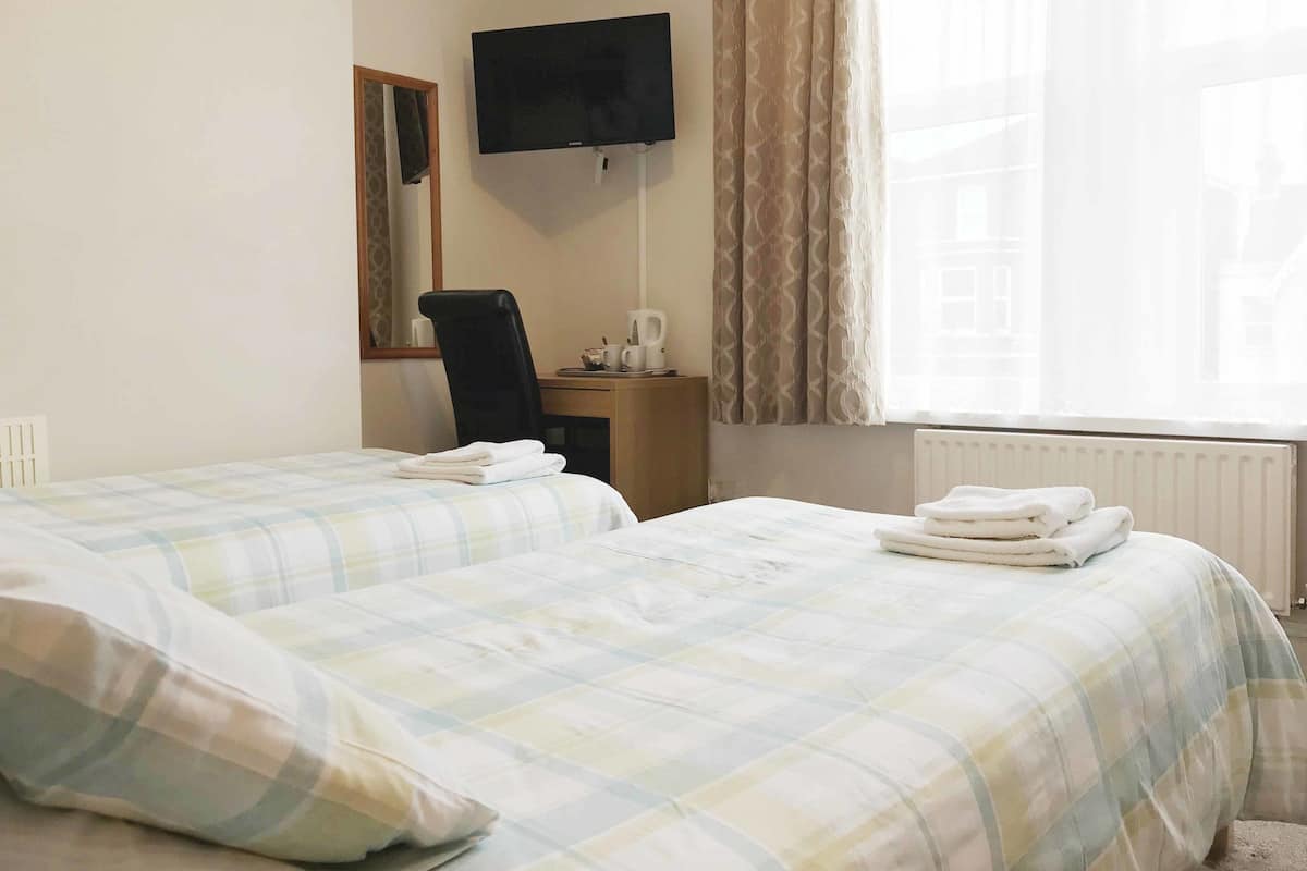 Driepersoonskamer, 2 slaapkamers | Gratis wifi, beddengoed