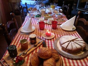 Free daily buffet breakfast