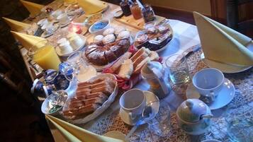 Free daily buffet breakfast