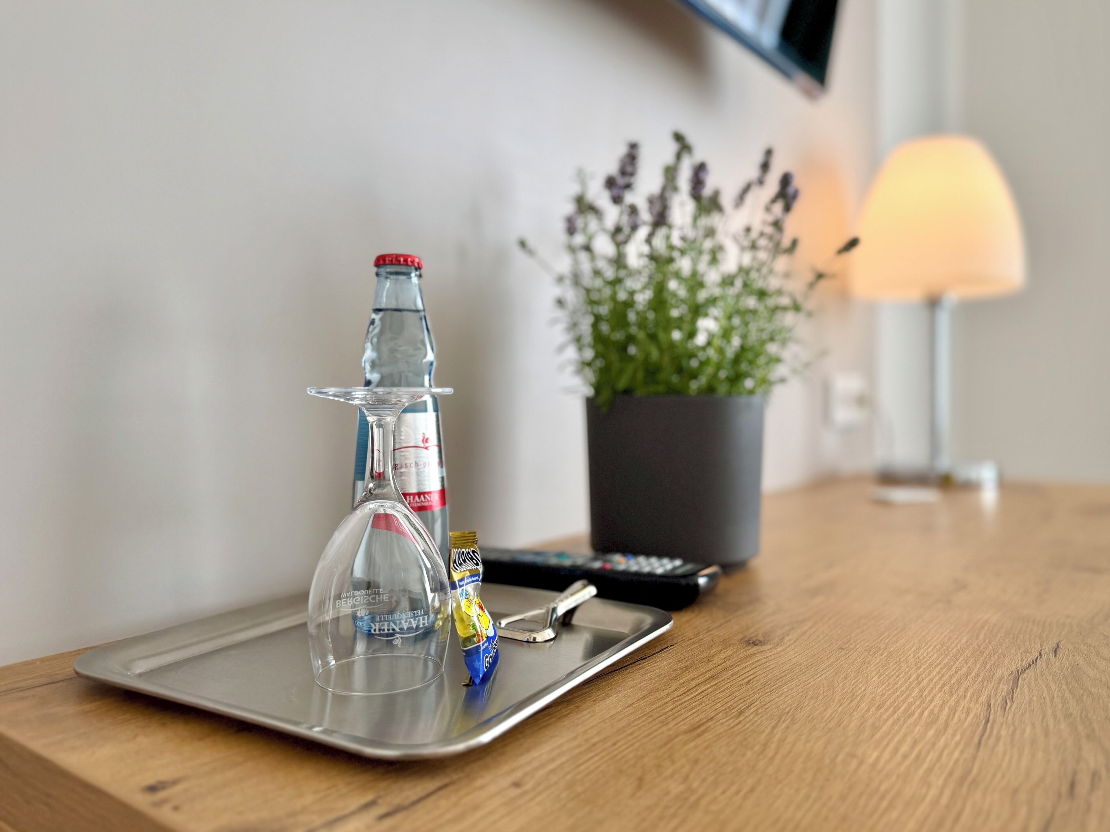 Eenpersoonskamer | Een kluis op de kamer, een bureau, een strijkplank/strijkijzer