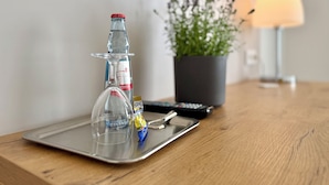 Single Room | In-room safe, desk, iron/ironing board (on request), WiFi (free) - Stadthotel Langenfeld (Langenfeld)