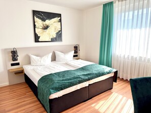 In-room safe, desk, iron/ironing board (on request), WiFi (free) - Stadthotel Langenfeld (Langenfeld)