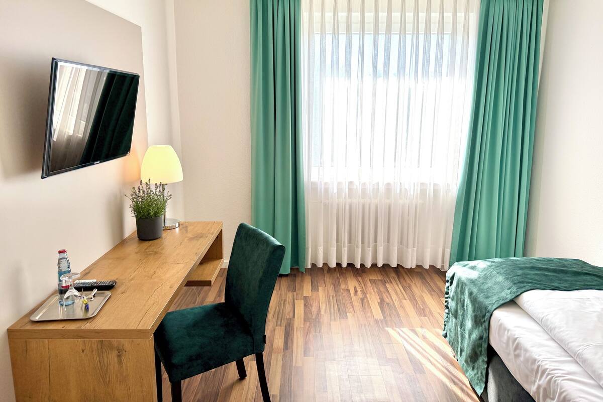 Single Room | In-room safe, desk, iron/ironing board (on request), free WiFi