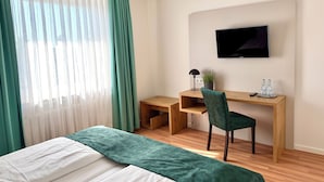 In-room safe, desk, iron/ironing board (on request), WiFi (free) - Stadthotel Langenfeld (Langenfeld)
