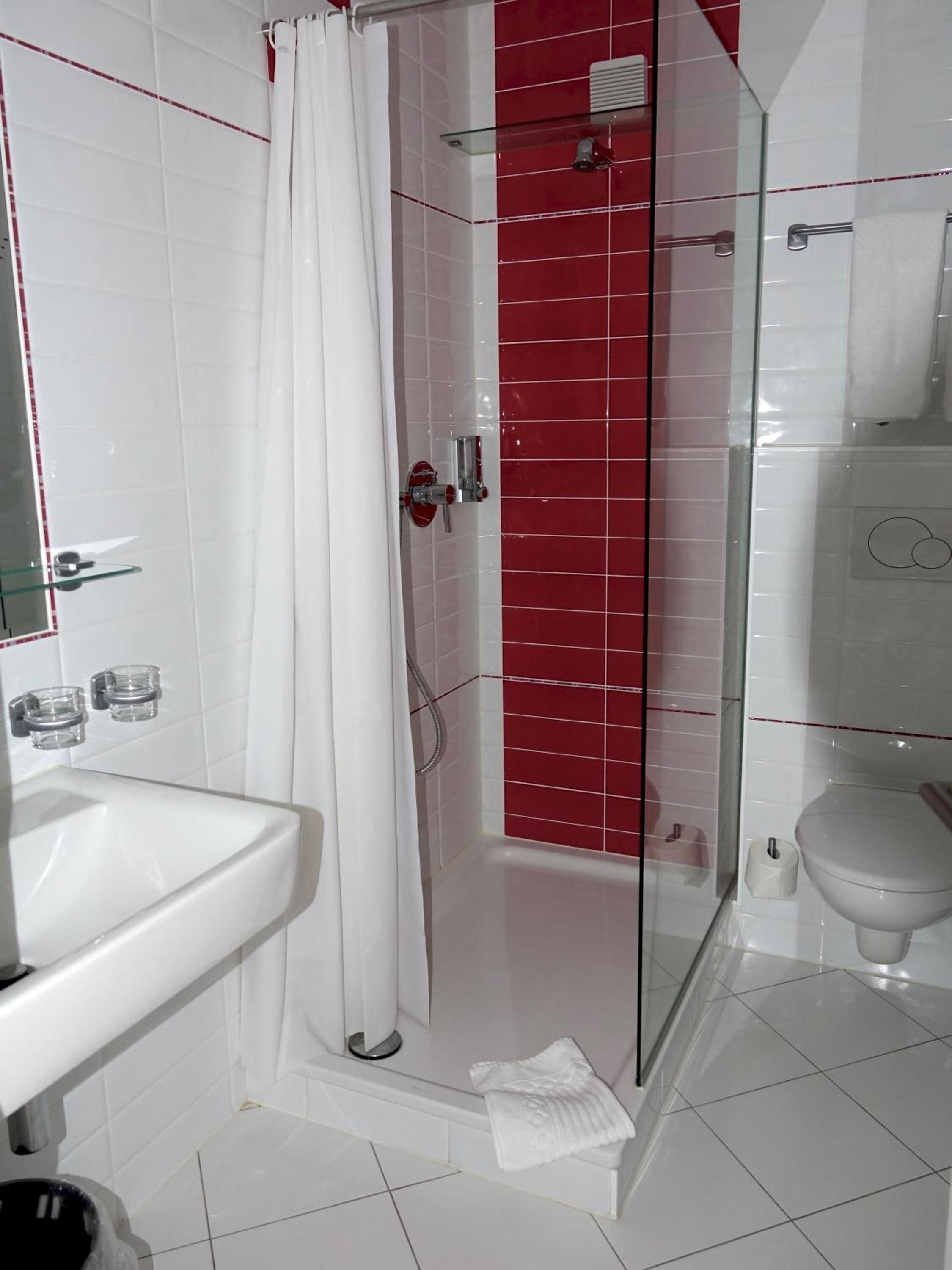Dusche, Haartrockner, Handtücher