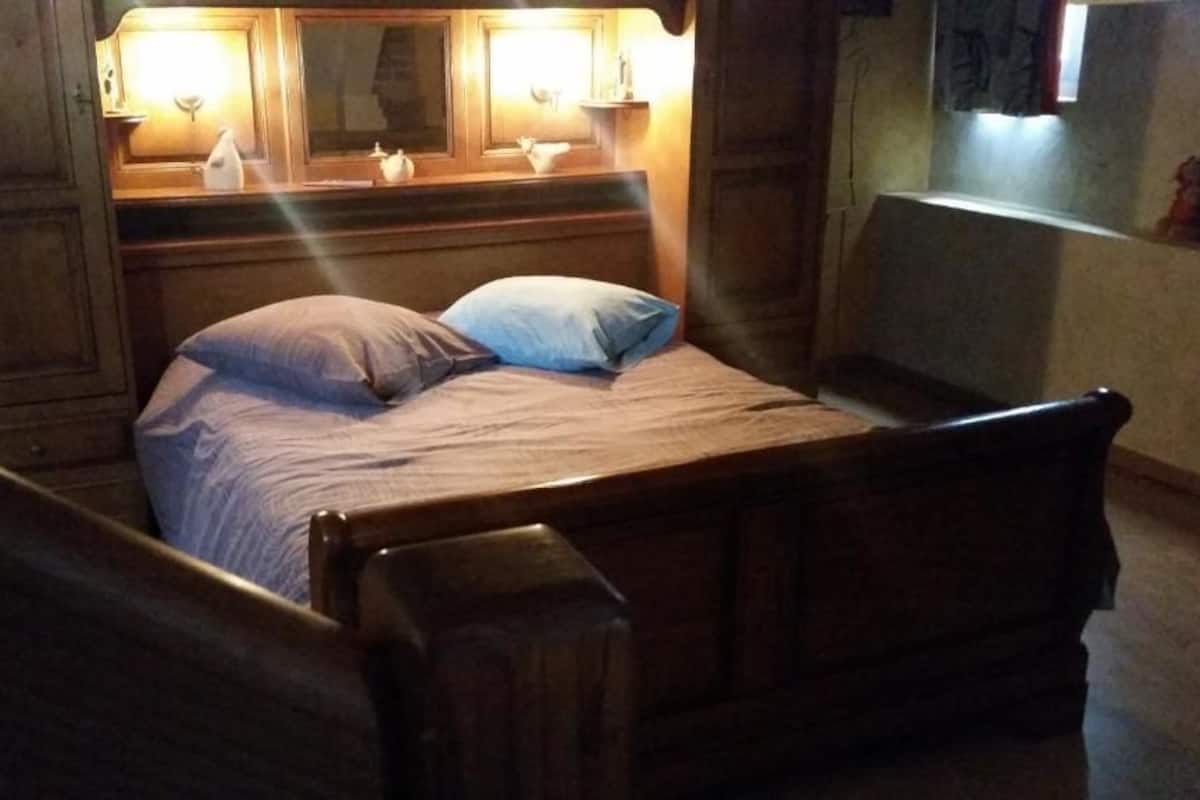 Triple Room | Minibar, individually decorated, individually furnished, desk