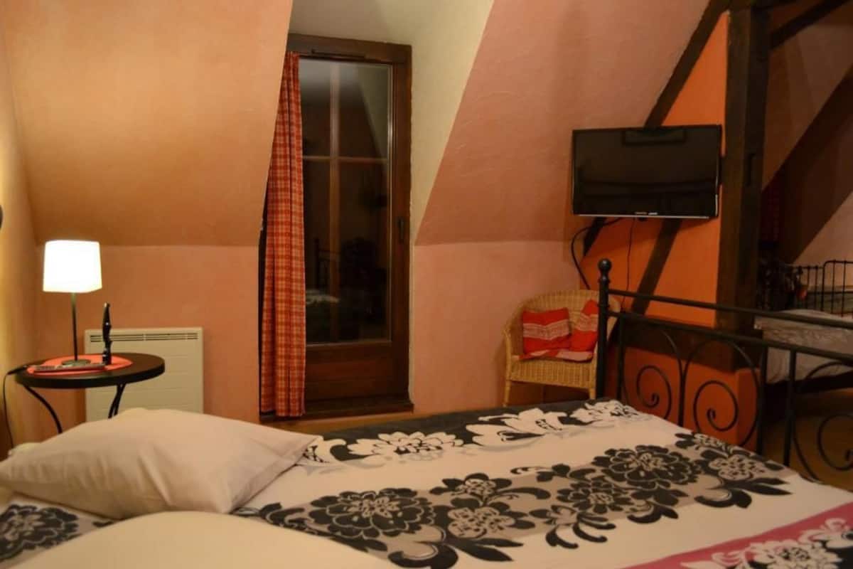 Single Room | Minibar, individually decorated, individually furnished, desk