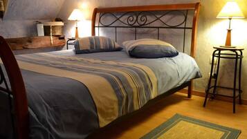Quadruple Room | Minibar, individually decorated, individually furnished, desk