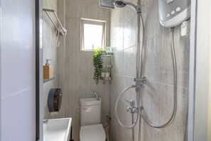 Shower, rainfall showerhead, free toiletries, hair dryer