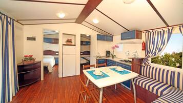Maison mobile, 3 chambres | Repas dans la chambre