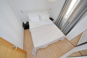 1 habitación, tabla de planchar con plancha, wifi gratis y ropa de cama