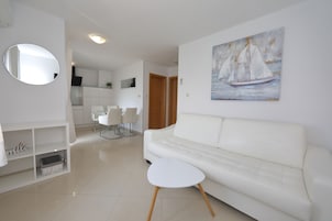 Apartamento, 1 habitación, vistas al mar (One Balcony) | Zona de estar | Una televisión de pantalla plana
