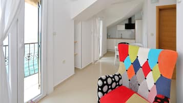 Departamento, 1 habitación, vista al mar (Two Balconies) | Área de sala de estar | Televisión de pantalla plana
