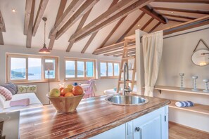 Private kitchenette | Fridge, stovetop, coffee/tea maker, electric kettle - ECO Aparthotel The Dreamers's Club (Lumbarda)