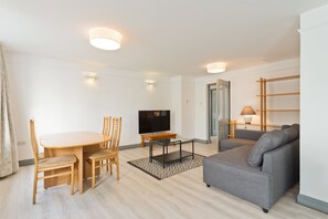 Huoneisto, 3 makuuhuonetta | 3 makuuhuonetta, työpöytä, ilmainen Wi-Fi, vuodevaatteet