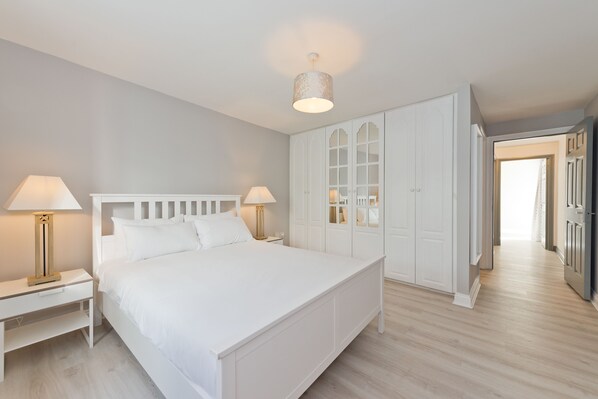 Huoneisto, 3 makuuhuonetta | 3 makuuhuonetta, työpöytä, ilmainen Wi-Fi, vuodevaatteet