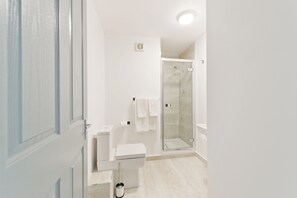 3 bedrooms, desk, free WiFi, bed sheets - your place - GNIB (Dublin)
