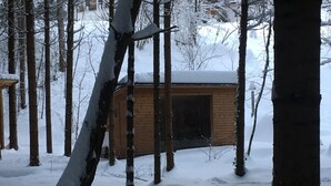 A wooden cabin surrounded by snow-covered trees. - Alla Casetta (Cesiomaggiore)