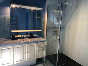 Een douche, handdoeken