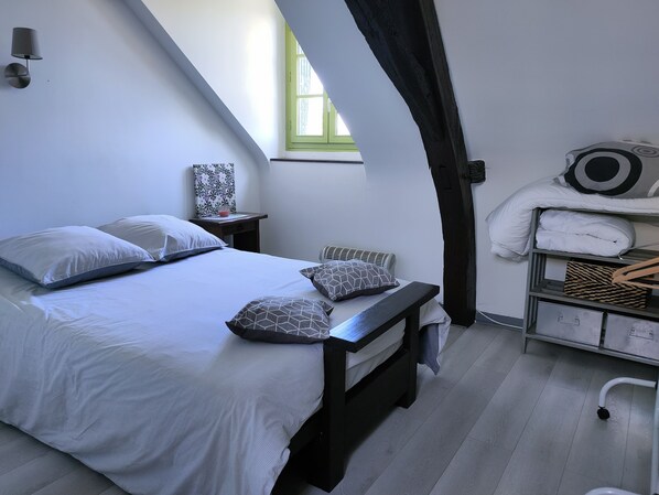 Habitación básica | Decoración personalizada, muebles diferentes y ropa de cama 