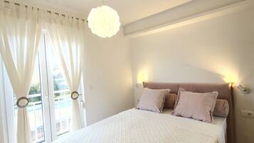 Leilighet, 2 soverom, balkong, sjøutsikt | Strykejern/-brett, barnesenger (inkludert) og wi-fi (inkludert)