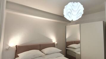 Appartamento, 2 camere da letto, balcone, vista mare | Ferro/asse da stiro, culle/letti per bambini (gratuiti), Wi-Fi gratuito