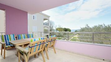 Leilighet, 2 soverom, balkong, sjøutsikt | Balkong