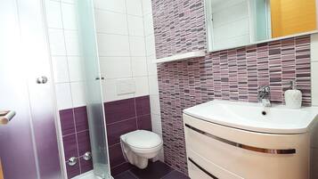 Leilighet, 2 soverom, balkong, sjøutsikt | Bad | Dusj, toalettartikler (inkludert), hårføner og håndklær