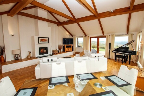 Cottage | Coin séjour | Télévision à écran plat, cheminée, lecteur de DVD