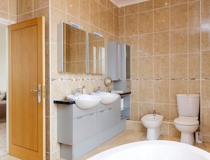 Cottage | Bathroom | Combined shower/bathtub, free toiletries, hair dryer, towels