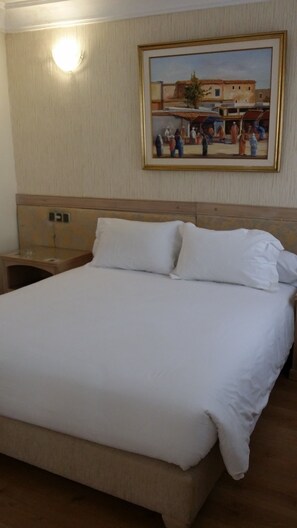 Zimmersafe, Schreibtisch, Verdunkelungsvorhänge, Babybetten